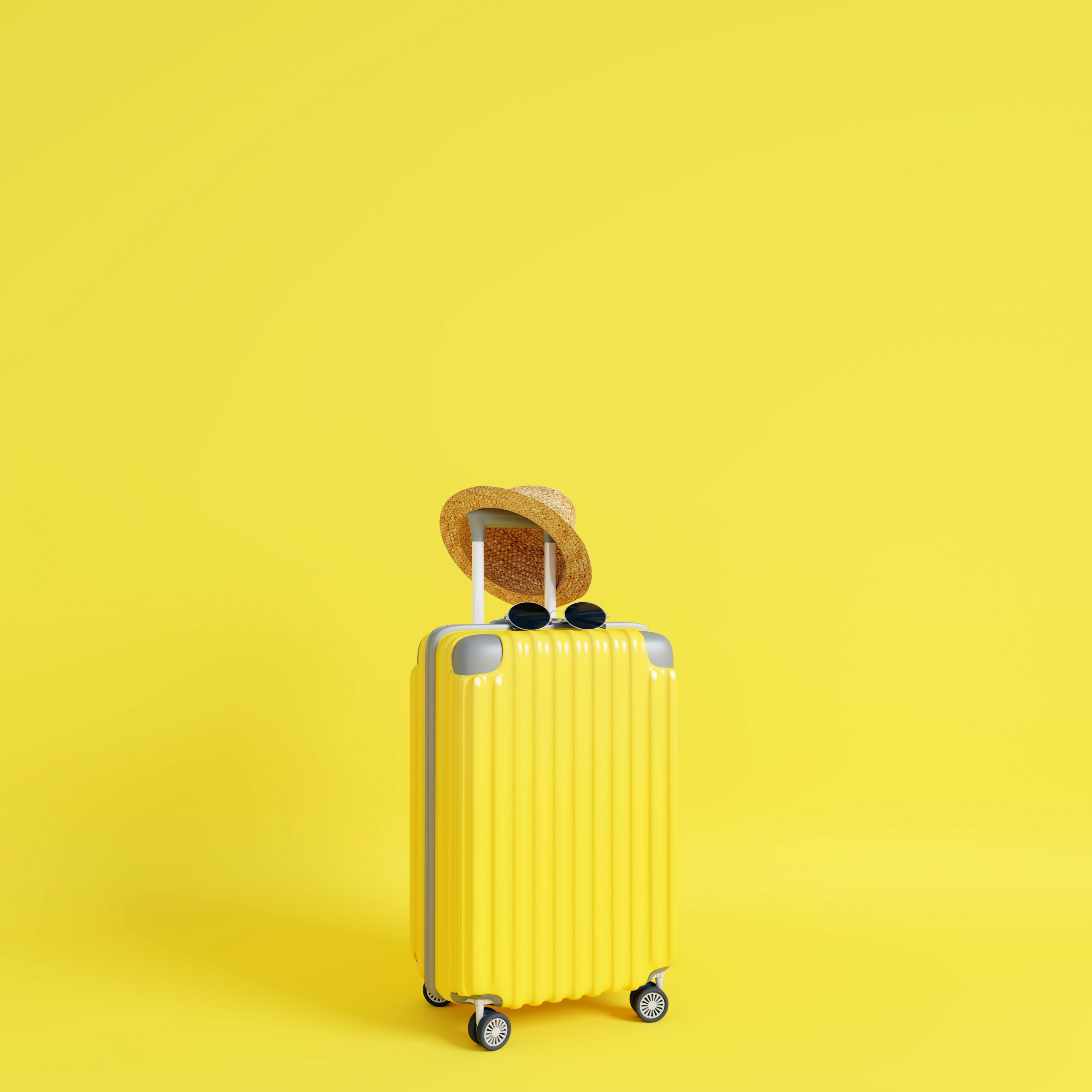 Желтый чемодан на желтом фоне