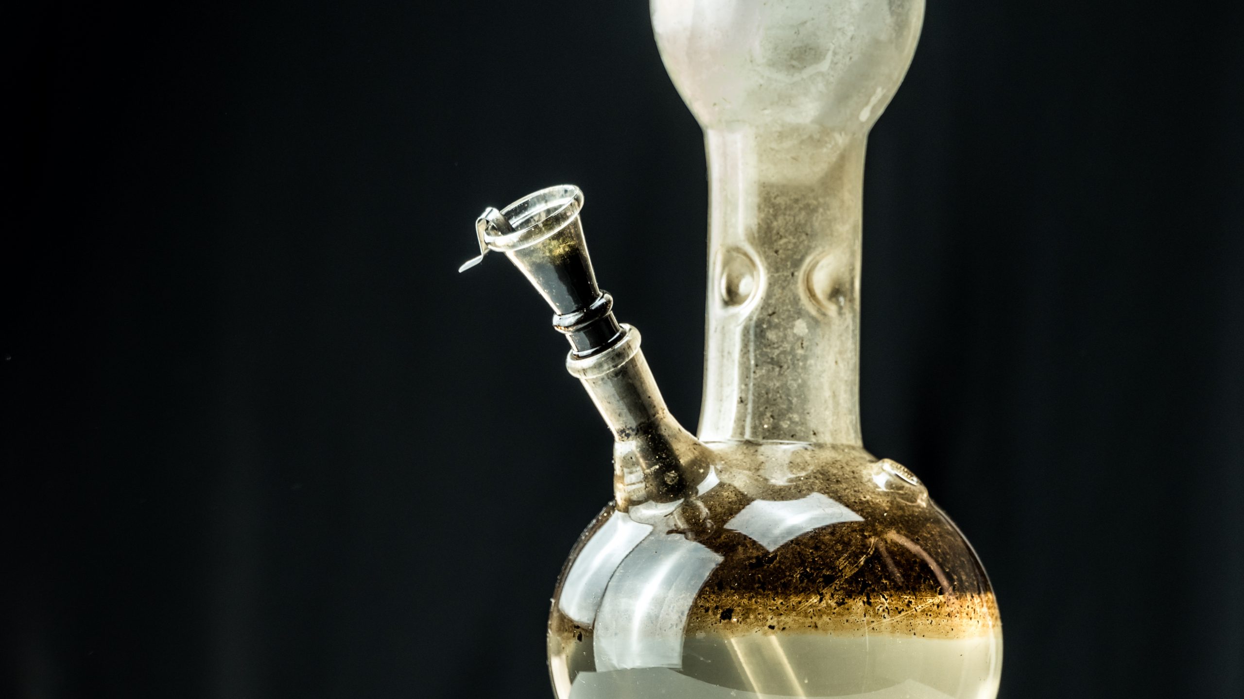 how to properly clean out a glass pipe